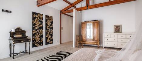 5 habitaciones, escritorio y tabla de planchar con plancha