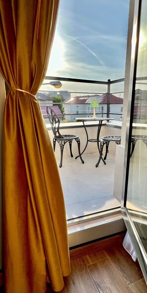 Deluxe-Doppelzimmer, Stadtblick | Terrasse/Patio