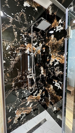 Shower, hair dryer, slippers, towels. Hotel Fantazia Oradea
