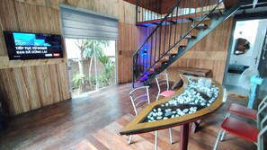 Comfort Bungalow, Garden View | Living area | 32-inch flat-screen TV with cable channels