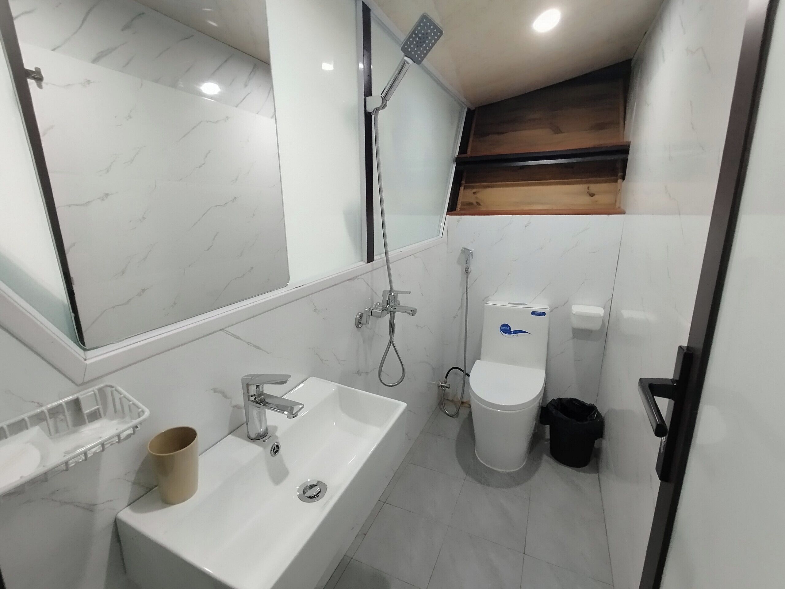 Dusch, hårtork, tofflor och handdukar