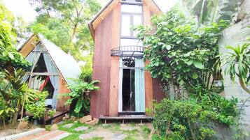 Bungalow Comfort - utsikt mot trÀdgÄrden | Skrivbord, ljudisolering, gratis wi-fi och sÀngklÀder