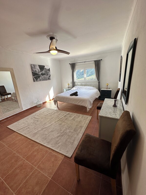 2 habitaciones, tabla de planchar con plancha, wifi y ropa de cama 