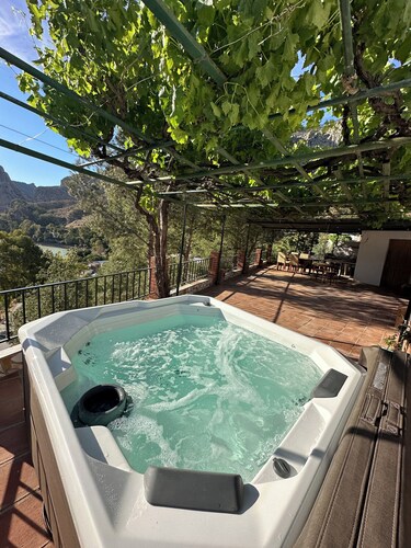 Casa Barcelo en el Pueblo de El Chorro a Pied del Caminito del rey con Jacuzy