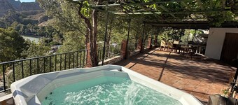 Casa Barcelo en el Pueblo de El Chorro a Pied del Caminito del rey con Jacuzy