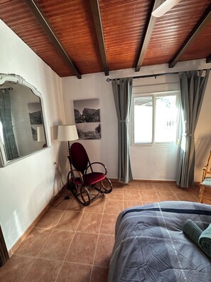 2 habitaciones, tabla de planchar con plancha, wifi y ropa de cama 