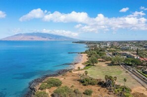 Beach nearby, sun loungers, beach towels