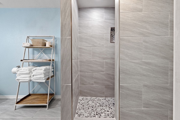 Handtücher, Shampoo, Toilettenpapier
