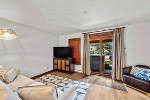 TV, fireplace - Spacious 2 Bedroom, 3.5 Bathroom Townhome, Short Walk to Village center, and Ski in & Ski out (Sun Peaks)
