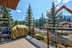 Property grounds - Spacious 2 Bedroom, 3.5 Bathroom Townhome, Short Walk to Village center, and Ski in & Ski out (Sun Peaks)