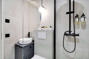 Een douche, een haardroger, handdoeken, shampoo