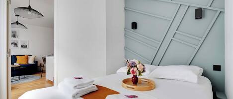 1 dormitorio, escritorio, tabla de planchar con plancha y wifi