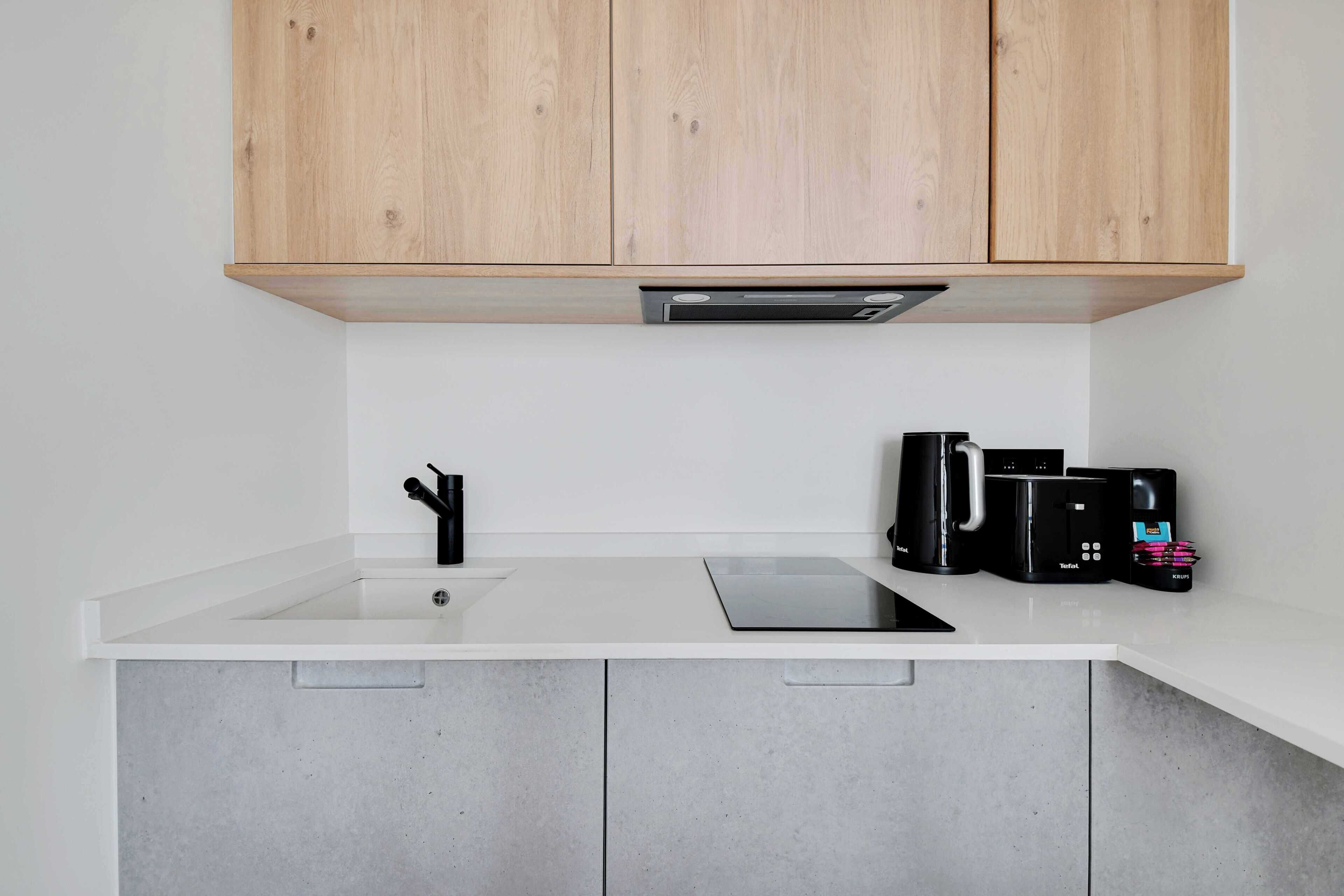 Coffee/tea maker, fridge, microwave, stovetop