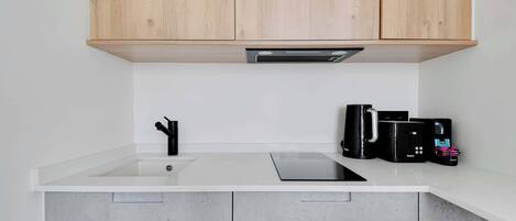 Refrigerador, microondas, parrilla de estufa y cafetera y tetera