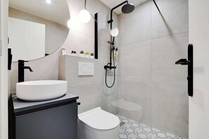 Shower, hair dryer, towels, shampoo