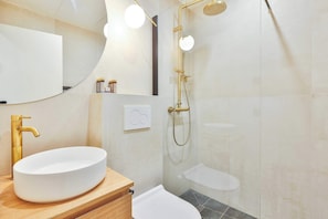 Dusche, Haartrockner, Handtücher, Shampoo