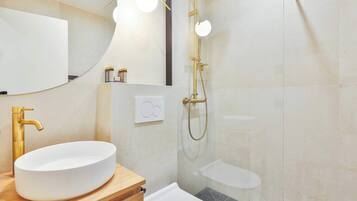 Een douche, een haardroger, handdoeken