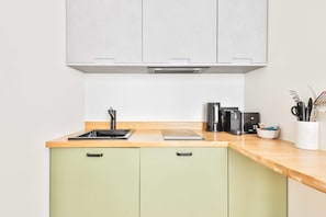 Wasserkocher mit Kaffee-/Teezubehör, Kühlschrank, Mikrowelle, Herdplatte
