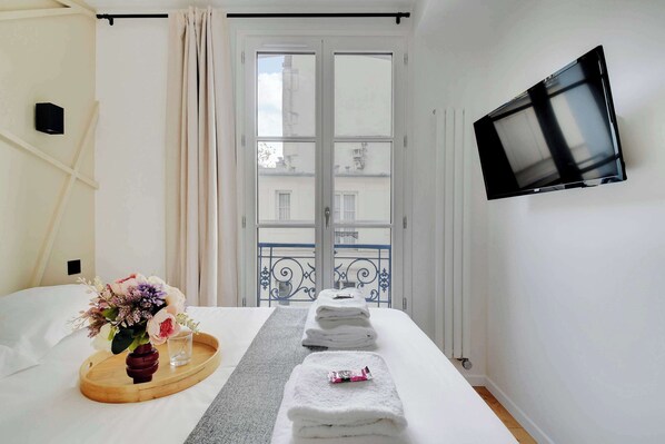 1 habitación, escritorio, tabla de planchar con plancha y wifi 