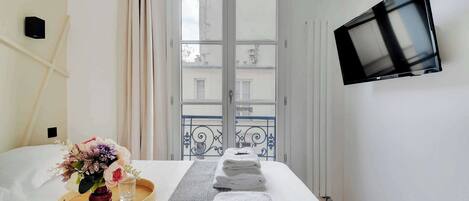 1 bedroom, desk, iron/ironing board, WiFi