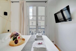 1 bedroom, desk, iron/ironing board, WiFi