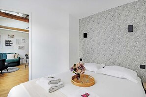 1 habitación, escritorio, tabla de planchar con plancha y wifi 