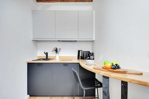 Réfrigérateur, micro-ondes, plaque de cuisson, cafetière/bouilloire