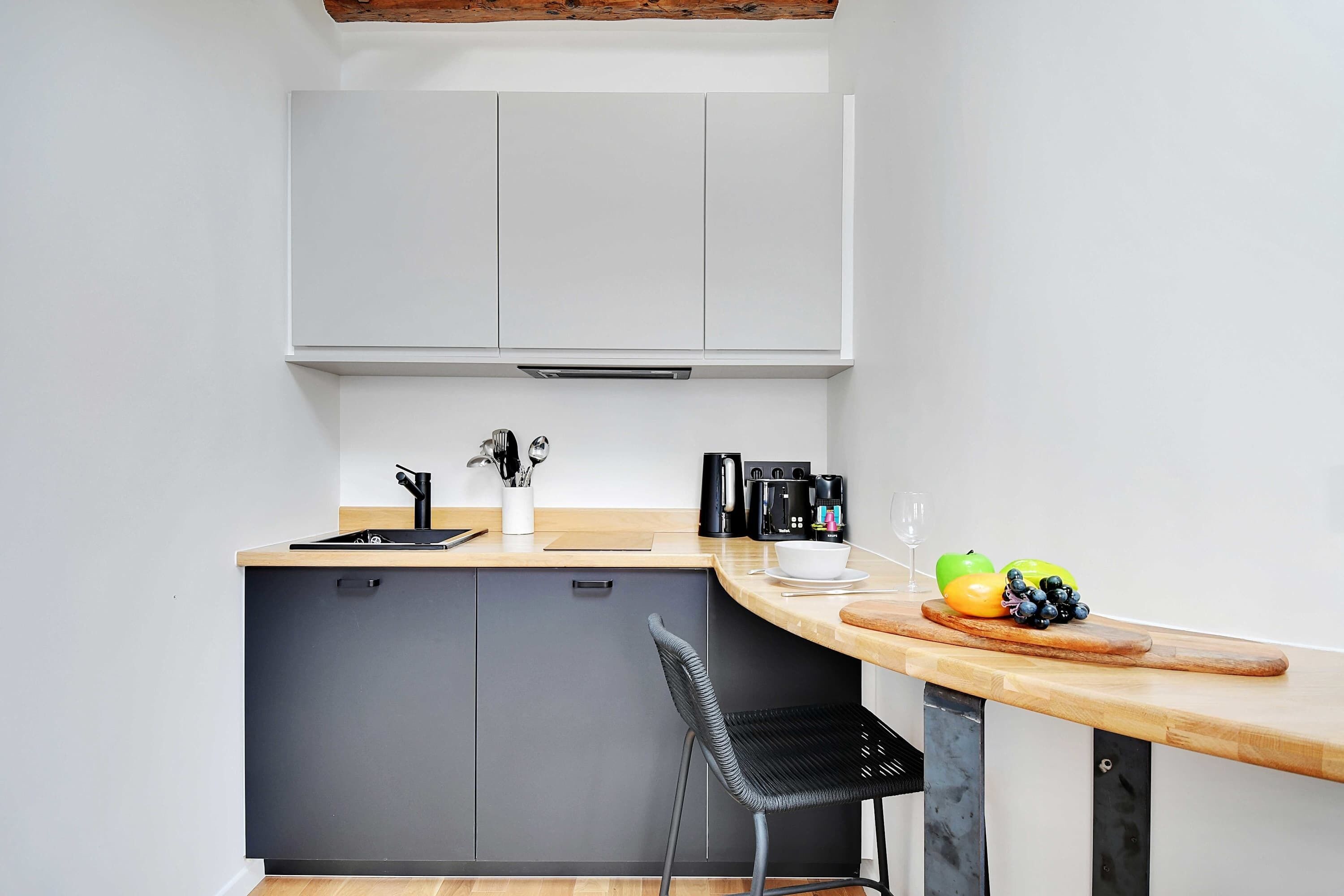 Réfrigérateur, four à micro-ondes, surface de cuisson, cafetière-théière