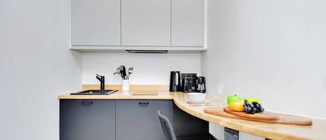 Réfrigérateur, four à micro-ondes, surface de cuisson, cafetiÚre-théiÚre