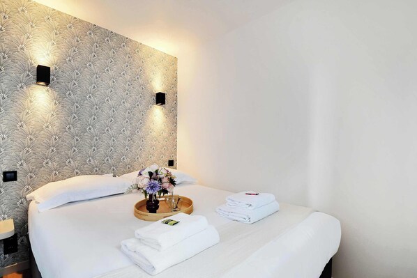 1 bedroom, desk, iron/ironing board, WiFi