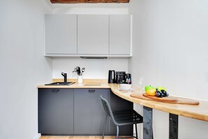 Kühlschrank, Mikrowelle, Herdplatte, Wasserkocher mit Kaffee-/Teezubehör