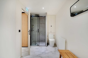 Shower, hair dryer, towels, shampoo