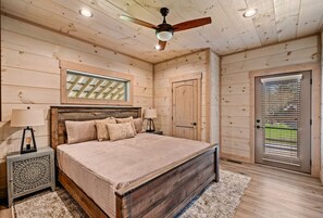 6 bedrooms, desk, iron/ironing board, travel cot