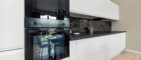Frigorifero, microonde, forno, piano cottura