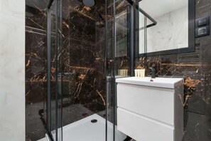 Regadera, secadora de cabello, toallas, shampoo 