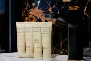 Regadera, secadora de cabello, toallas, shampoo 