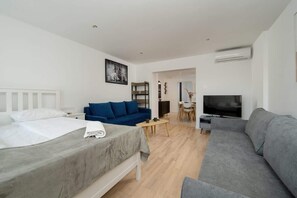 Iron/ironing board, travel crib, WiFi, bed sheets