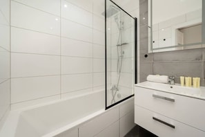 Dusche, Haartrockner, Handtücher, Shampoo