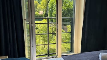 2 chambres, bureau, fer et planche Ă repasser, lit parapluie