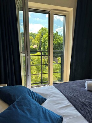 2 soverom, skrivebord, strykejern/-brett og reiseseng for barn