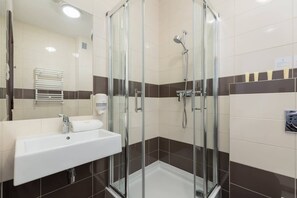 Douche, séchoir à cheveux, serviettes fournies