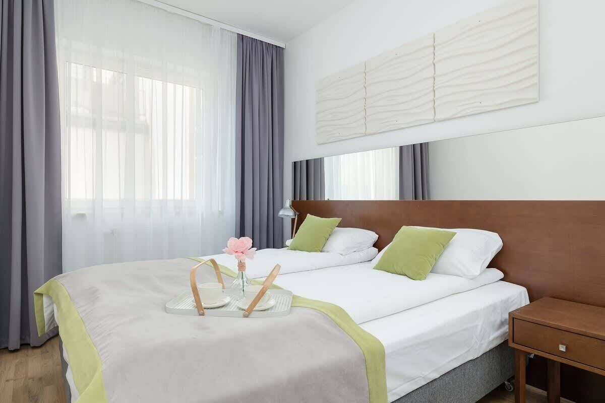 1 chambre, bureau, fer et planche à repasser, lit parapluie