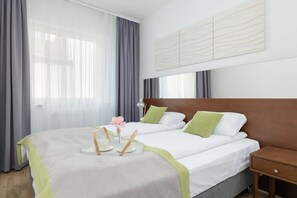 1 chambre, bureau, fer et planche à repasser, lit de bébé portatif