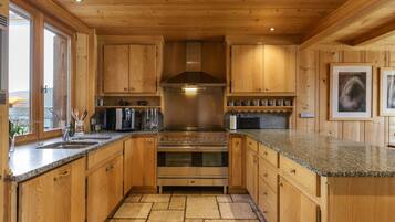 Een koelkast, een microgolfoven, een oven, een vaatwasser