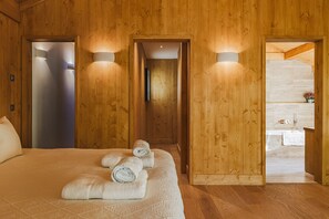 4 dormitoris, planxa i posts de planxar, wifi gratuïta i roba de llit