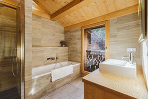 Dusche, Whirlpool, Haartrockner, Handtücher