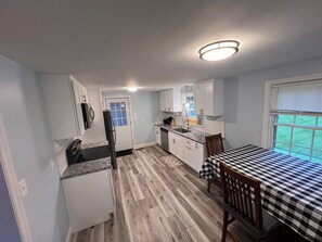 Private kitchen - Countryside 4-bedroom house with WiFi and AC in peaceful Granby (Granby)