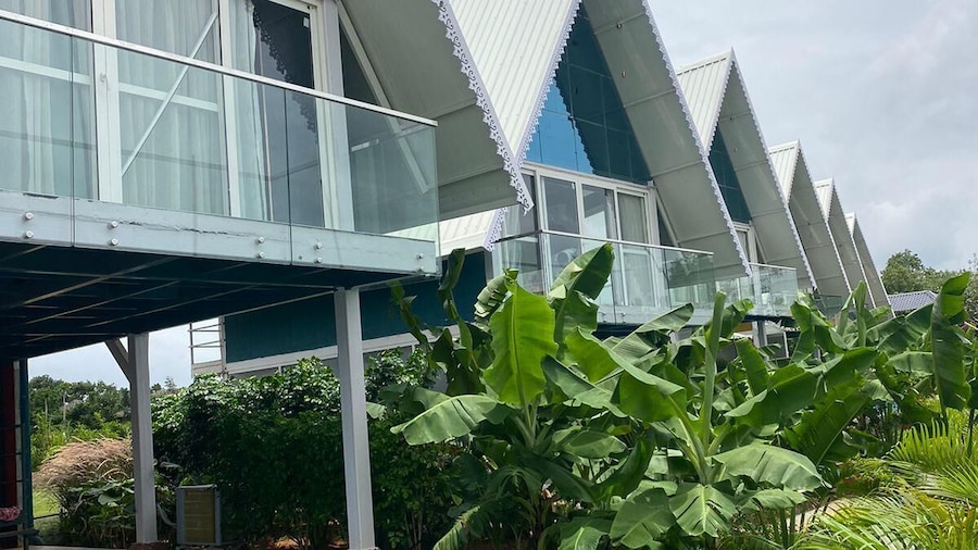 Sakhi Lakeview Resort