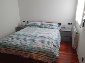 5 bedrooms, iron/ironing board, WiFi, bed sheets