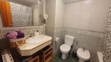 Een haardroger, een bidet, handdoeken, zeep